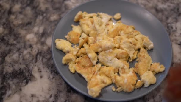 Çırpılmış Yumurta Yumurta Hazırlama Yumurta Karıştırma Kahvaltı Sağlıklı Yemek Kahvaltı — Stok video