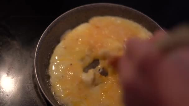 Rührei Eier Zubereiten Eier Mischen Frühstück Gesund Lebensmittel Frühstücksessen Kochen — Stockvideo