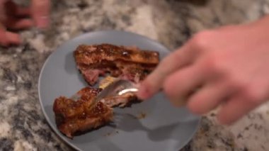 Kaburga yemek, kaburga kırmak, barbekü, kaburga, yemek düşkünlüğü, parmak yalamak., 