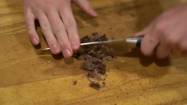 Fazendo Chocolate Quente Picando Chips Chocolate Leite Cacau Quente Cozinhar — Vídeo de Stock