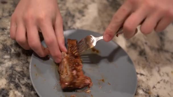 Zjedzenie Żeber Rozerwanie Żeber Barbecue Żeberka Pobłażliwość Pokarmowa Lizanie Palców — Wideo stockowe