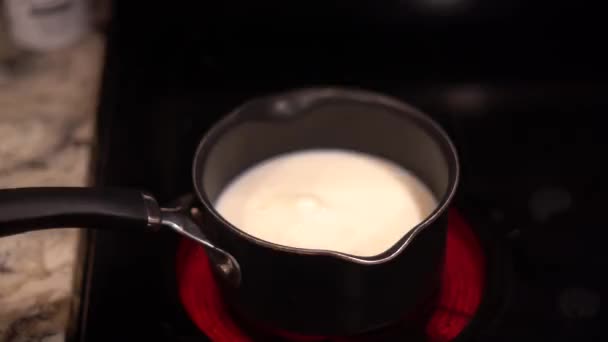 Membuat Cokelat Panas Potongan Coklat Chip Susu Cokelat Panas Memasak — Stok Video