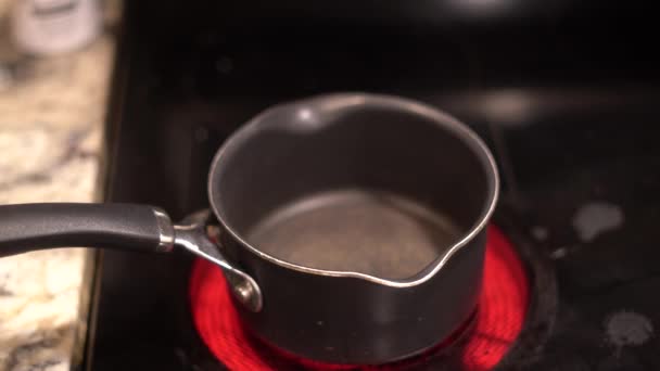 Wytwarzanie Gorącej Czekolady Krojenie Kawałków Czekolady Mleko Gorące Kakao Gotowanie — Wideo stockowe