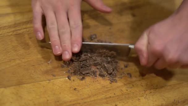 Fazendo Chocolate Quente Picando Chips Chocolate Leite Cacau Quente Cozinhar — Vídeo de Stock