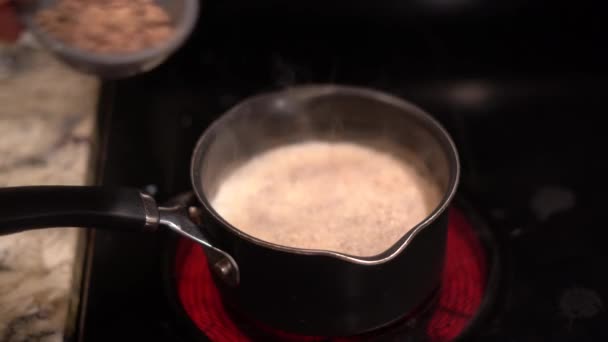 Membuat Cokelat Panas Potongan Coklat Chip Susu Cokelat Panas Memasak — Stok Video