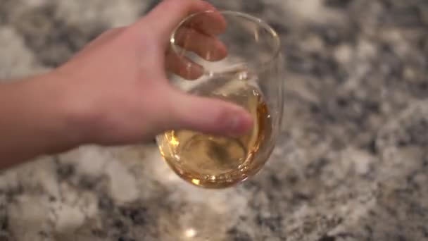 Versare Vino Bicchiere Vino Vetro Celebrazione Alcol Bevande — Video Stock