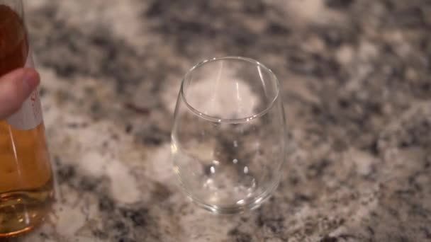 Наливая Вино Бокал Вино Бокал Праздник Алкоголь Напитки — стоковое видео