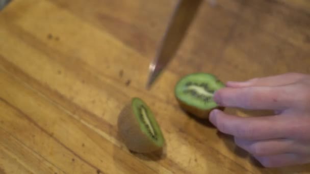Krájení Kiwi Kiwi Nůž Ovoce Řezací Prkno Zdravé Kulinářské Čerstvé — Stock video