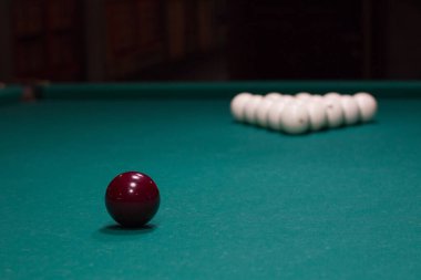Yakın çekim Rus Bilardo başlama pozisyonu: kırmızı ve beyaz top yeşil oyun masa örtüsü üzerinde