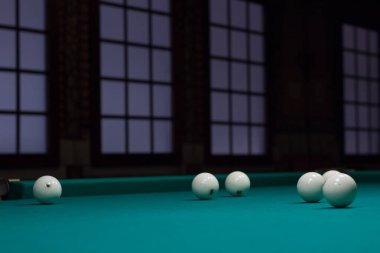 Yeşil oyun masa örtüsü oyun ortasında Rus bilardo topları ile arka plan üstünde pencere eşiği