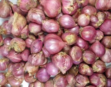 Kırmızı soğan sade beyaz arkaplanda izole edilmiş.