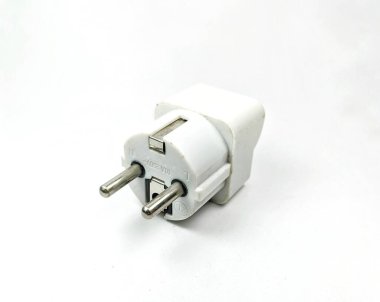 Güç soketi dönüştürücü, 2 lobut 3 delik, beyaz arkaplanda izole edilmiş.