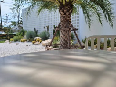 Masa resminin bulanık bir manzarası var bahçe, tatil köyü, plaj..