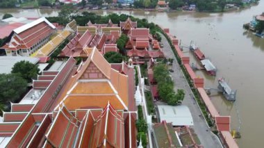 Ayutthaya 'daki bir tapınağın kuş bakışı görüntüsü, nehir, liman, ulaşım.