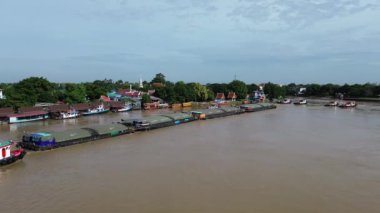 İnsansız hava aracı görüntüleri, turistik bir bölgeden geçen bir römorkör kullanarak bir nehirdeki nakliye rotasını gösteriyor..