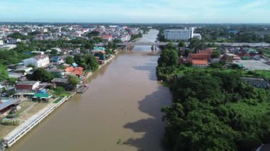 Gökyüzünden Ayutthaya 'daki nehir ve nehir kenarı manzarasının videosu