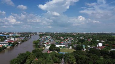 Ayutthaya 'da nehir kenarındaki bir topluluğun kuş bakışı görüntüsü.