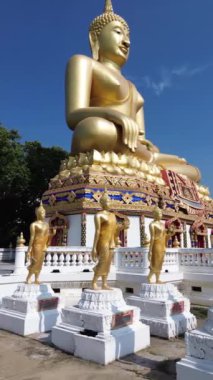 Tapınağın içinde büyük altın bir Buda heykeli, ünlü, tarihi, Ayutthaya, turist, eğlence, Tayland