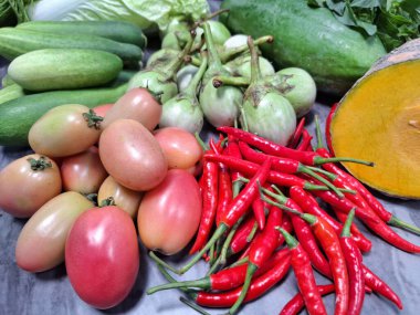 Masadaki bir yığın sebzenin fotoğrafı.