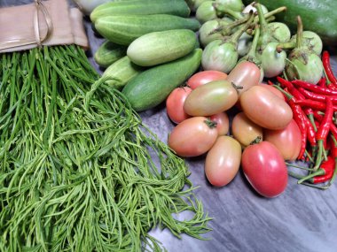 Masadaki bir yığın sebzenin fotoğrafı.