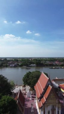 Rıhtımdaki bir kargo gemisinin dikey videosu.