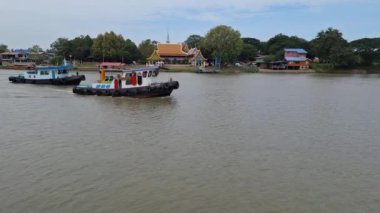 Malları nehir kenarındaki topluluklar arasında gemiyle taşımak.