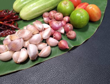 Gıda hazırlamada kullanılan taze sebzelerin ve baharatların arka planda canlandırılması.