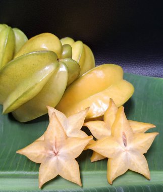 Siyah arkaplanda üst üste binen yıldız meyve arkaplan resmi