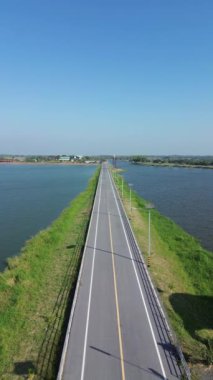 Baraj sırtındaki yolun hava aracı görüntüsü