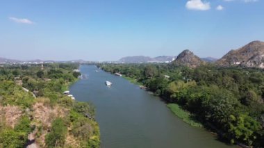 Turist çekimleri, nehirler, dağlar, tren yolları, Kanchanaburi, Tayland.