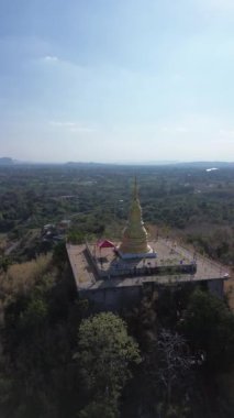 Altın Pagoda 'nın yüksek açılı çekimi, ünlü turistik mekan, dağ manzarası, kırsal kesim..