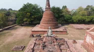 Tayland 'ın tarihi parkındaki antik pagoda sahasının havadan görünüşü