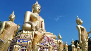 Mavi Gök Altında Altın Buda Heykeli