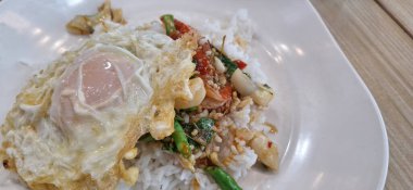 Tayland yemeği, kızarmış fesleğen ve pilavlı yumurta.