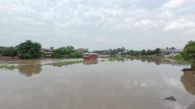 Chao Phraya Nehri 'nin atmosferi, Antik Turist Gemisi hareket ediyor. Tayland, Ayutthaya.