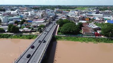 Ang Thong şehrinin hava manzarası, kahverengi nehir, Tayland, 9 Ağustos 2025