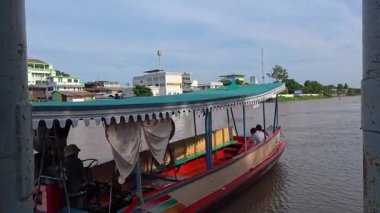 Chao Phraya nehri Ayutthaya, Tayland 'da küçük bir banliyö teknesinde yolcular, 21 Ağustos 2025
