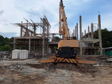 İnşaat malzemelerini kaldırmak için vinç kullanılıyor.