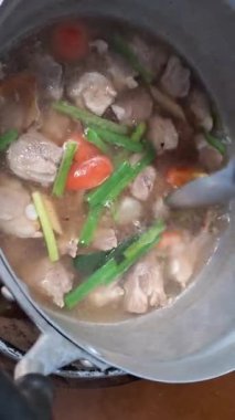 Domuz kıkırdağıyla baharatlı Tom Yum