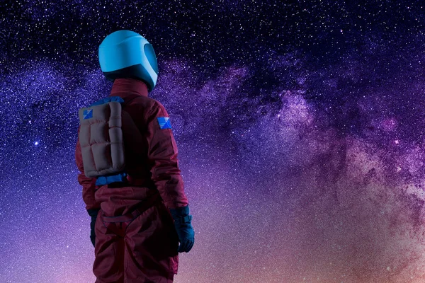 Astronauta Che Osserva Stelle Pianeta Lontano Foto Stock