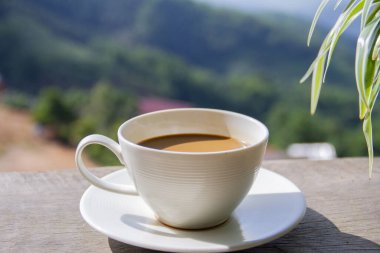 Kahve fincanı kahve zamanlı dağ manzaralı arka plan olarak