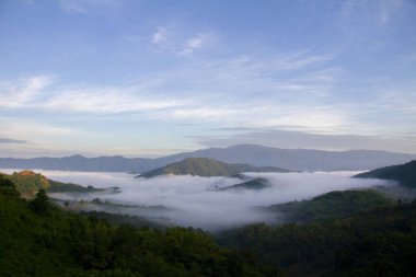 Sabahları bulutlar denizi Kuzey Tayland 'da turistik bir yer.