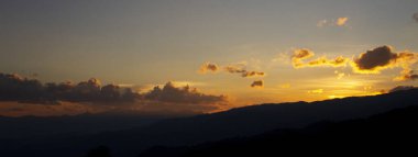 Dağlar ve akşam gökyüzü günbatımı arka plan panorama konsepti. Skyline üst görünümü Akşam batımı gökyüzü ve sabah güneşi fotokopi alanı ile renklendirilmiş.