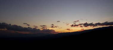 Dağlar ve akşam gökyüzü günbatımı arka plan panorama konsepti. Skyline üst görünümü Akşam batımı gökyüzü ve sabah güneşi fotokopi alanı ile renklendirilmiş.