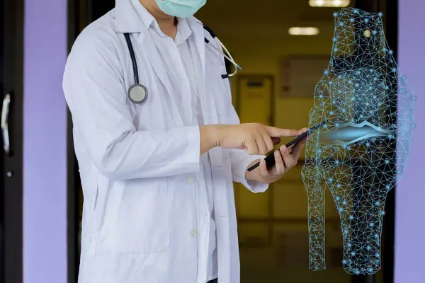 Doktor hastanın kemik anatomisini gösterir, sanal arayüzün test sonuçlarını kontrol eder ve verileri analiz eder. İskelet hastalığı, geleceğin ilacı..