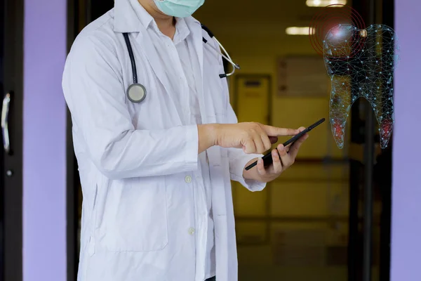 Doktor hastanın diş anatomisini gösterir, sanal arayüzün test sonuçlarını kontrol eder ve verileri analiz eder. Diş hastalığı, geleceğin ilacı..