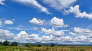 Beyaz bulutlu mavi gökyüzü