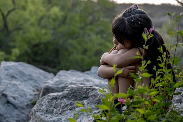 Tatlı küçük kız, doğal ortamını düşünüyor..