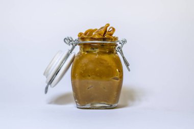 İçi dolup taşan bir kavanoz dulce de leche.