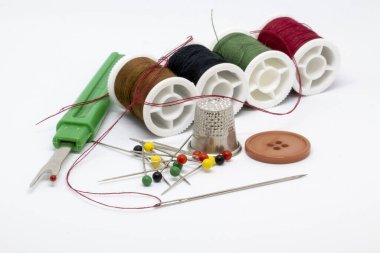 Giysileri onarmak için temel dikiş seti.